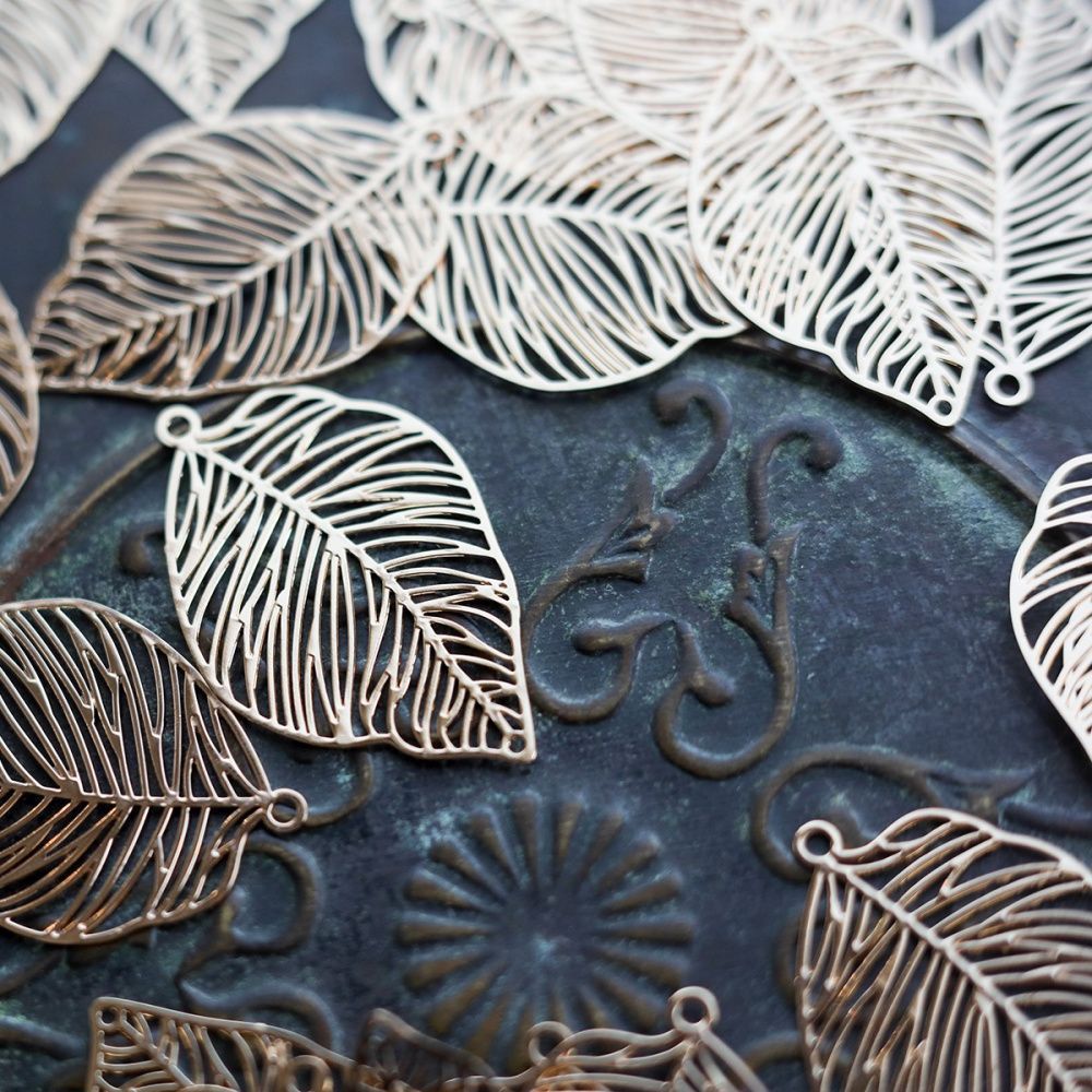 подвеска металлическая "фолио", цвет золото, 37x24.5x0.3 мм