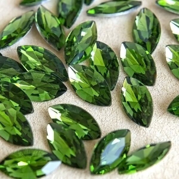 кабошон стекло кристалл, navette, цвет peridot, 18х9 мм