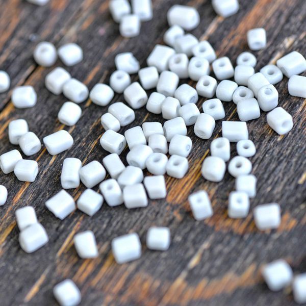 бусина, стекло "кубик", цвет белый, 3-7x3x3 мм (уп 10 г)