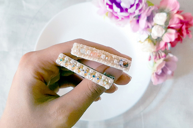 Заколки - украшения для волос, вышитые бисером и бусинами.