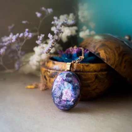 Кулон из эпоксидной смолы с поталью