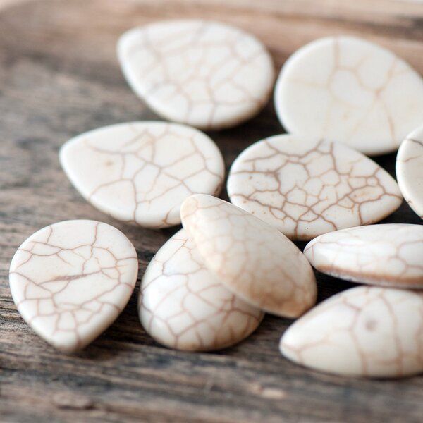 кабошон бирюза синтетическая, каплевидный, цвет античный белый, 25x18x6 мм