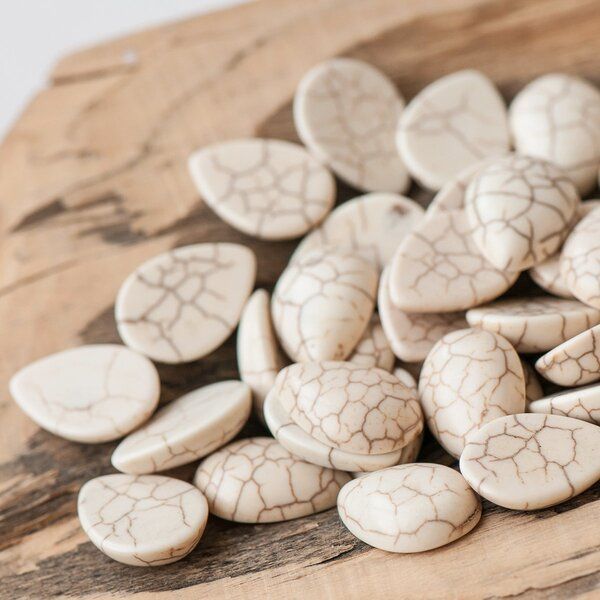 кабошон бирюза синтетическая, каплевидный, цвет античный белый, 18x13x5 мм