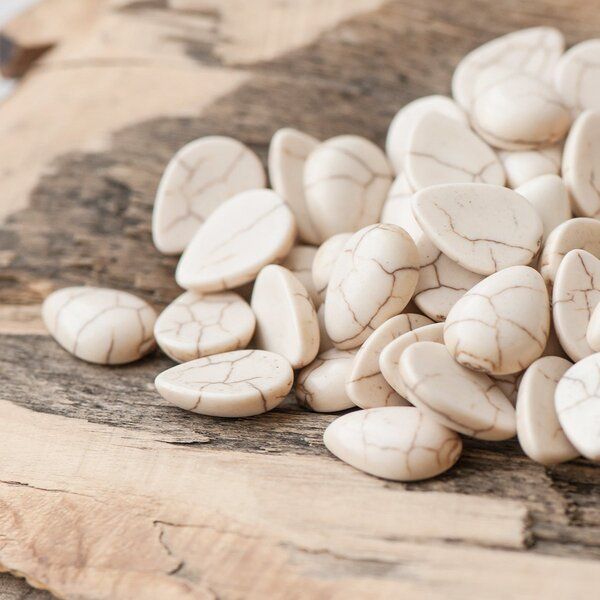 кабошон бирюза синтетическая, каплевидный, цвет античный белый, 10x14x4 мм