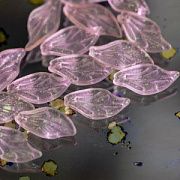 Подвеска стеклянная "Лепесток лилии", цвет розовый/золотистый, 20x9.5x3 мм