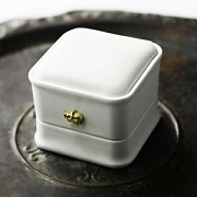 Коробка "Корона", экокожа, цвет белый, 5.85x5.8x4.9 см