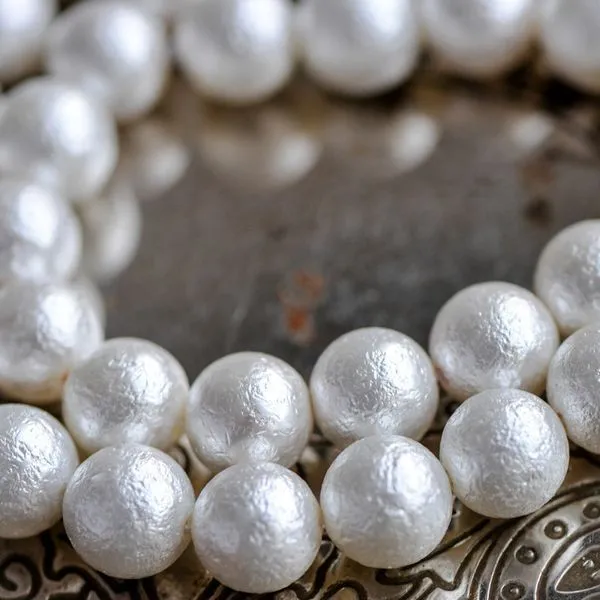 ракушечный жемчуг круглый, текстурированный, цвет бело-кремовый, 10 мм