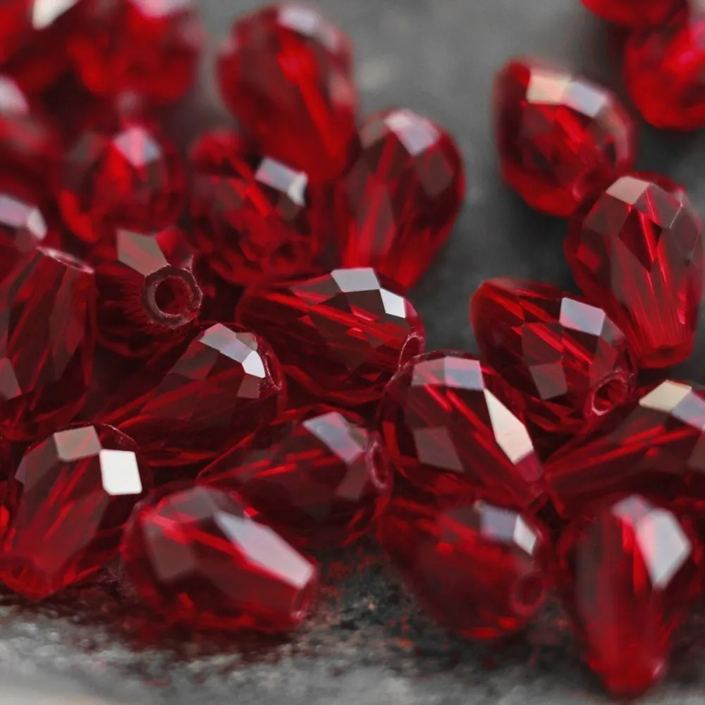 бусина "капля", граненая, стекло, цвет темно-красный, 8х6 мм
